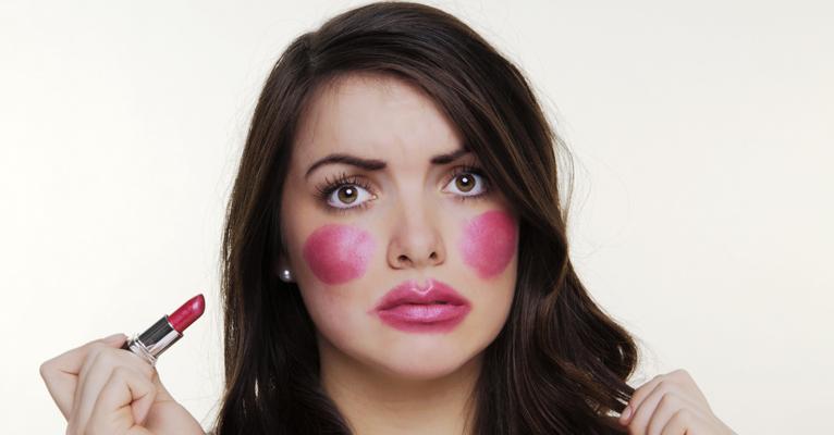 Top maquiadores dão 8 dicas para você não exagerar no blush nos dias quentes