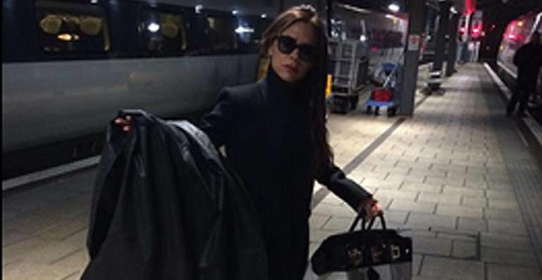 Victoria Beckham pega trem em Londres e faz pose na plataforma