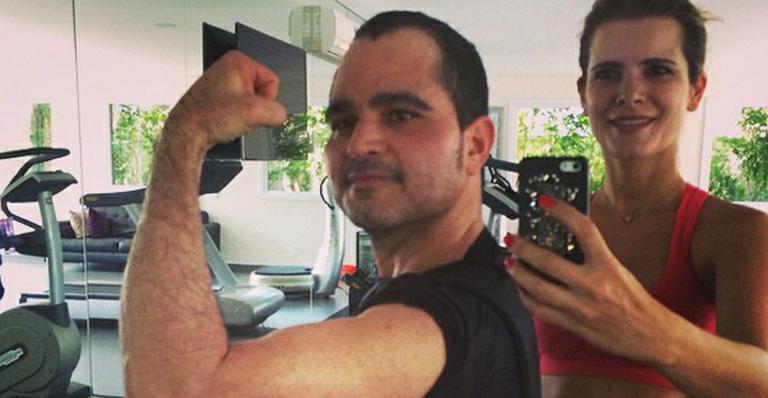 Mulher de Luciano, Flávia Camargo exibe barriga chapada em foto