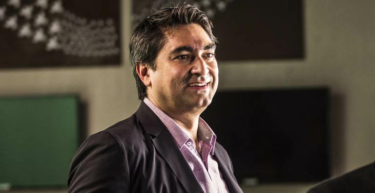 Zeca Camargo faz volta ao mundo temática para mostrar emissoras de outros países