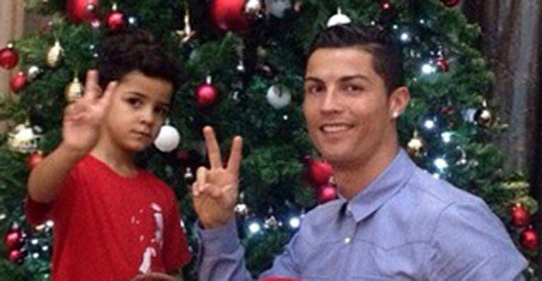 Cristiano Ronaldo e o filho posam em clima de Natal