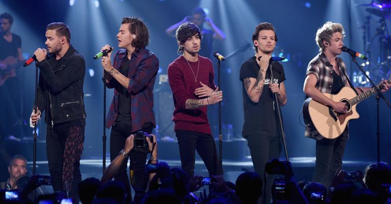 Garotos do One Direction interpretam namorados perfeitos em novo clipe