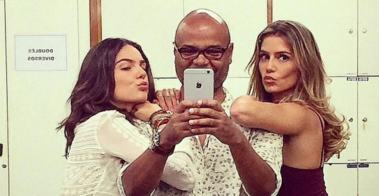 De barriga de fora, Isis Valverde se diverte com Deborah Secco e Alê de Souza