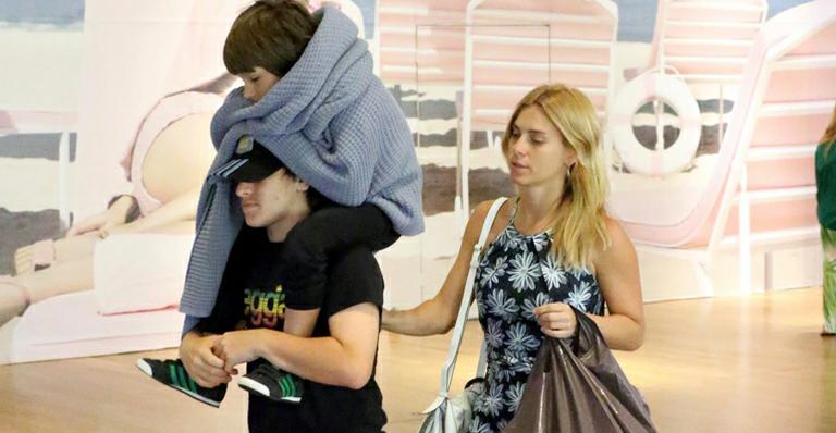 Carolina Dieckmann faz compras com os filhos no Rio
