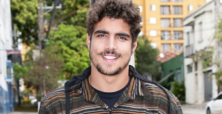 Caio Castro faz tatuagem falsa com erro de português para ‘I Love Paraisópolis’