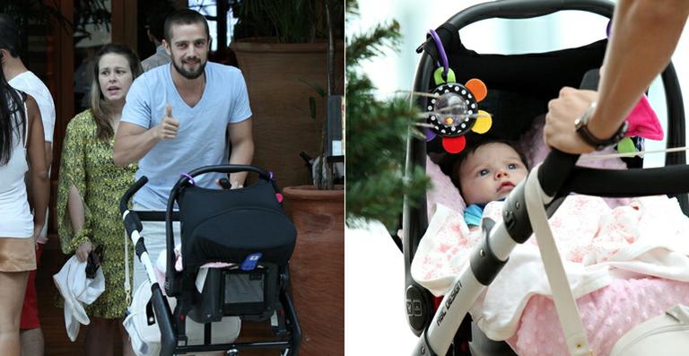 Rafael Cardoso curte passeio com a família em shopping