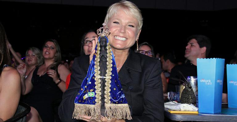 Xuxa ganha imagem de Nossa Senhora Aparecida em show do cantor Daniel