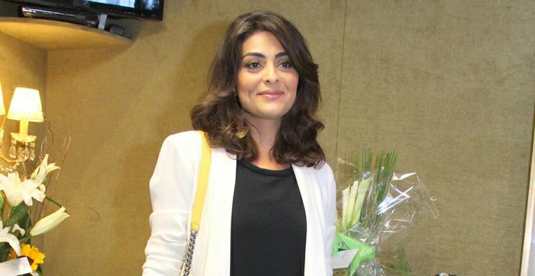 Juliana Paes exibe a boa forma em selfie nas redes sociais