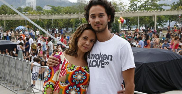 Vanessa Gerbelli e o namorado vão a evento de meditação
