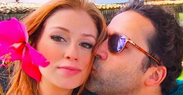 Marina Ruy Barbosa ganha beijo do namorado na Bahia