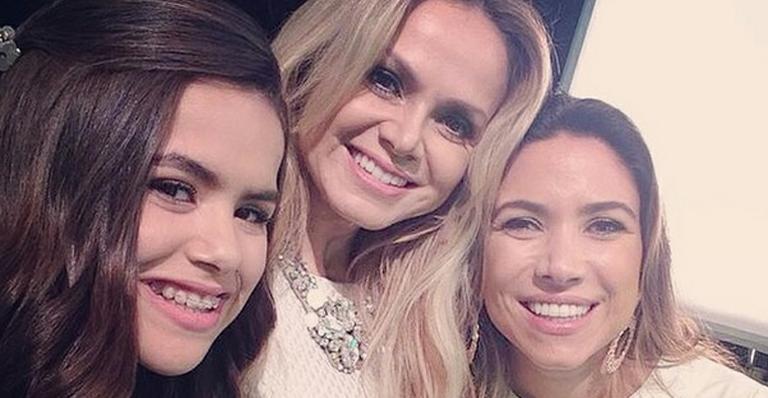 Eliana posa com Maísa durante gravação de vinheta de final de ano do SBT