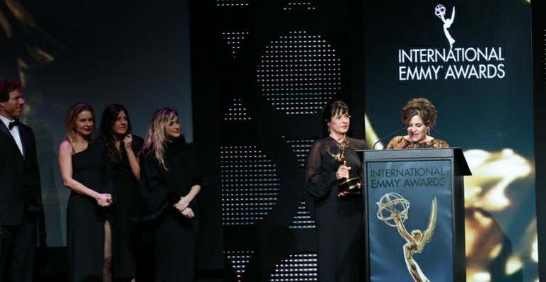 Mel Maia, José de Abreu e outros atores comemoram vitória de Joia Rara no Emmy 2014