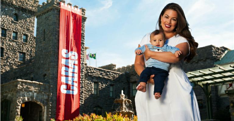 Em Nova York, Fluvia Lacerda apresenta o filho, Pedro: “Ele acorda sorrindo”