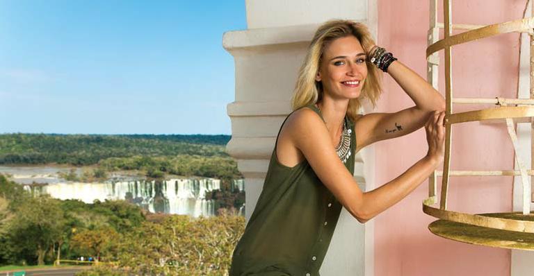 A top model Vivi Orth revive a infância e aproveita viagem à Foz do Iguaçu