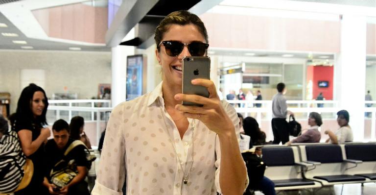Dia da revanche! Grazi Massafera se diverte fotografando paparazzo