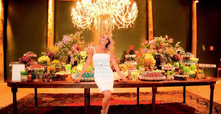 Karina Bacchi monta mesa natalina em mostra de decoração em São Paulo