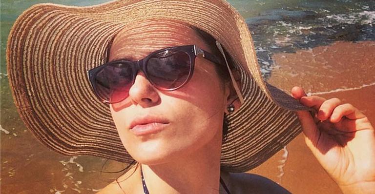Mônica Iozzi faz topless para mostrar marquinha de biquíni, mas chama atenção pela ‘cinturinha’