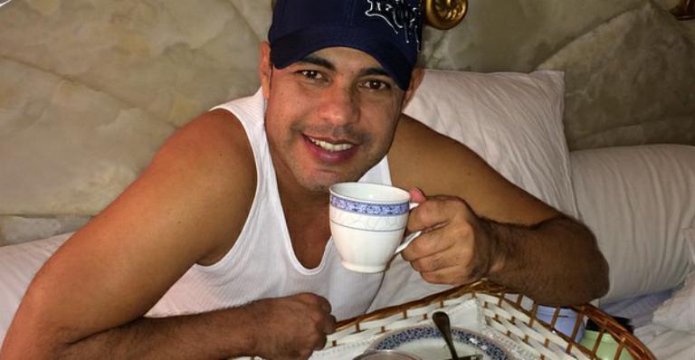 Zezé di Camargo posta foto tomando café na cama em seu quarto