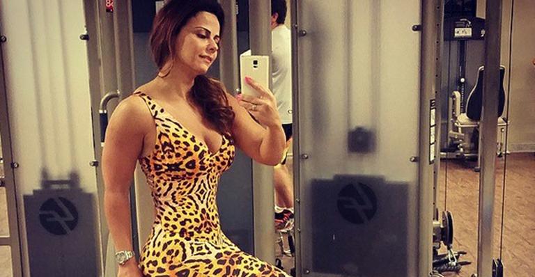 Viviane Araújo usa macacão de oncinha para malhar