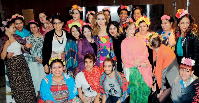Leona Cavalli recebe time de Fridas no teatro
