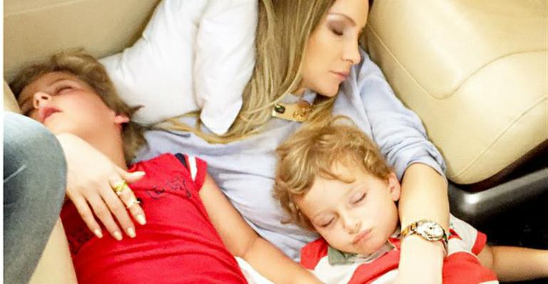 Claudia Leitte aparece dormindo com os filhos em avião particular