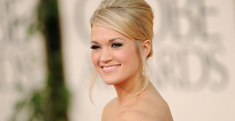 Carrie Underwood diz que nunca fica um dia sem maquiagem
