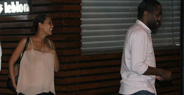 Grávida, Taís Araújo comemora aniversário em jantar com Lázaro Ramos e amigos