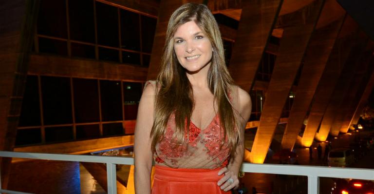 Com a barriguinha de fora, Cristiana Oliveira surpreende fãs e ganha elogios: “Vovó maravilhosa”