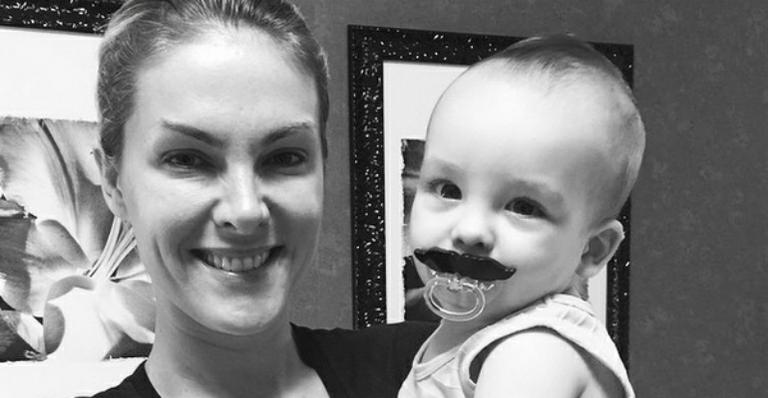 Ana Hickmann mostra foto do filho com chupeta de bigode