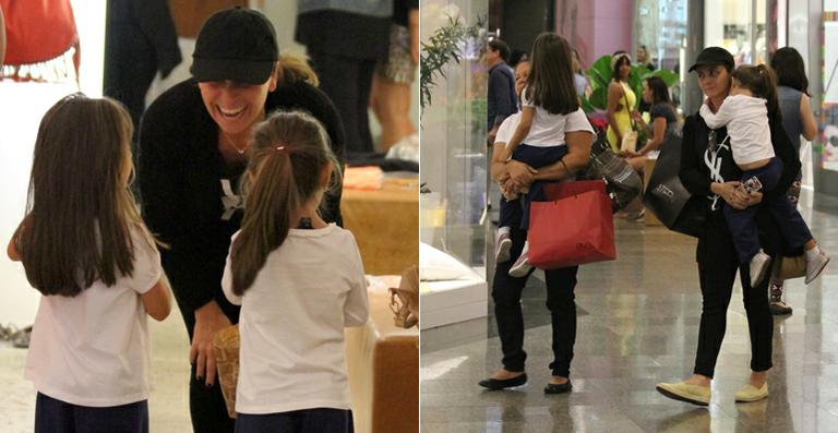 Giovanna Antonelli faz compras com as filhas gêmeas no Rio