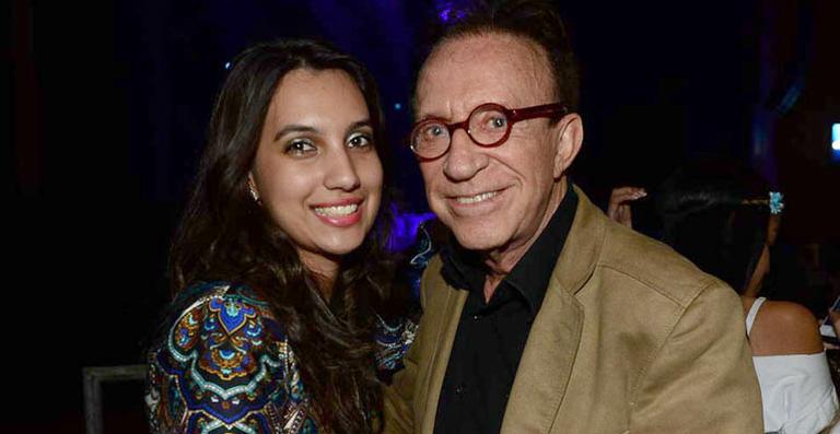 Moacyr Franco vai a show com a namorada, Pâmela Noronha, 56 anos mais nova