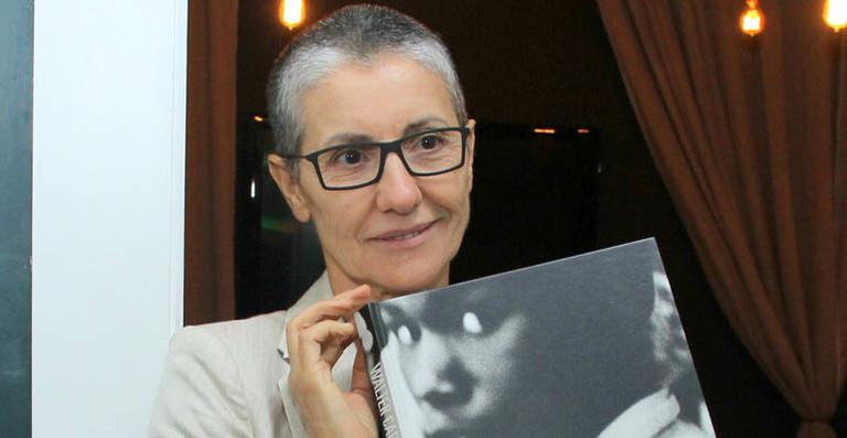 De cabeça raspada, Cássia Kis Magro prestigia lançamento do livro de Walter Carvalho