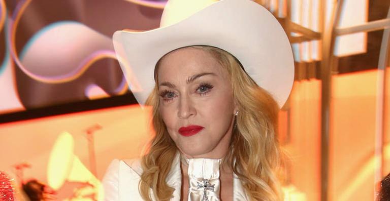 Irritada com vazamento de músicas, Madonna quebra iPod em protesto