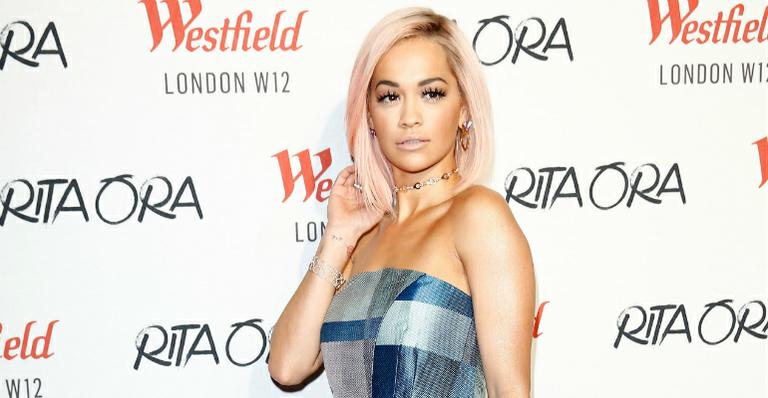 Rita Ora conta as dificuldades antes da fama: “Foi um momento muito sombrio”