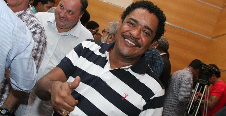 Compadre Washington faz academia, mas não quer perder a barriguinha