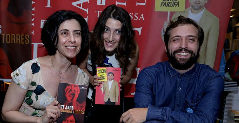 Após separação, Clarice Falcão prestigia evento de Gregório Duvivier