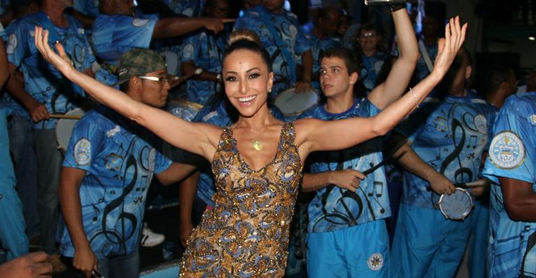 De vestido curtíssimo, Sabrina Sato samba na quadra da Vila Isabel