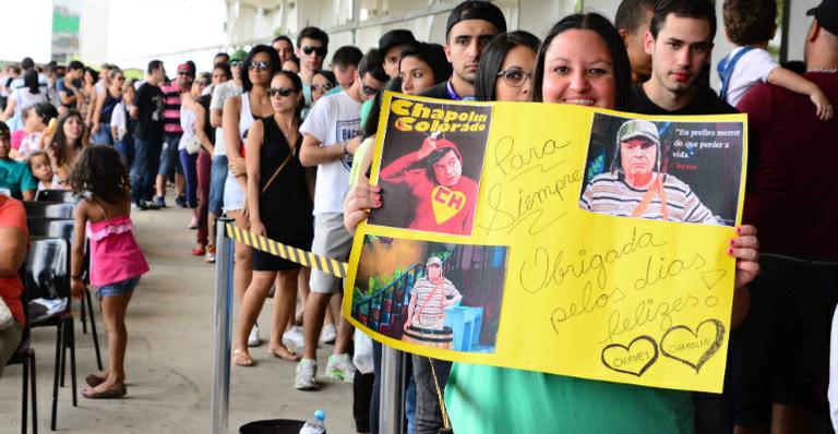 Fãs fazem fila para homenagear Roberto Bolaños em exposição em SP