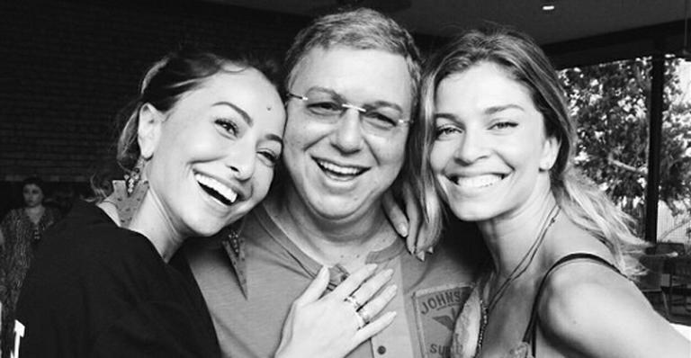 Boninho posa com as ex-BBBs Sabrina Sato e Grazi Massafera