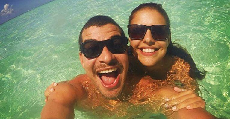 Thiago Martins consola Paloma Bernardi após final da Dança dos Famosos