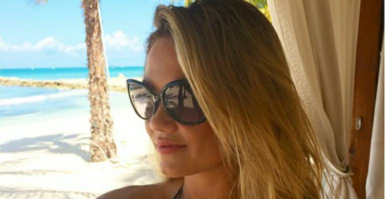 De biquíni, Ellen Rocche se diverte em Aruba com famosos como Caio Castro