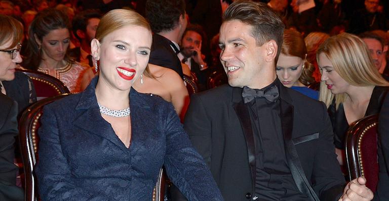 Scarlett Johansson se casa em segredo com jornalista Romain Dauriac