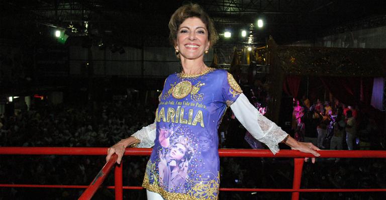 Marília Pêra vai a ensaio da escola Mocidade Alegre que a homenageará no Carnaval