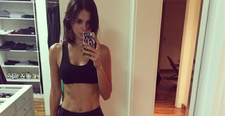 Aos 39, Vera Viel exibe barriga chapada ao posar em seu closet