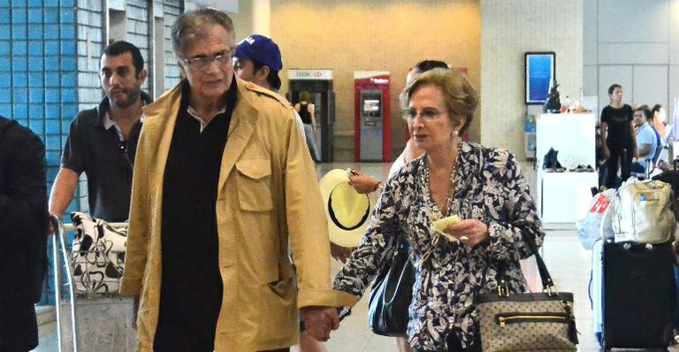 Casados há 52 anos, Tarcísio Meira e Glória Menezes embarcam de mãos dadas em aeroporto