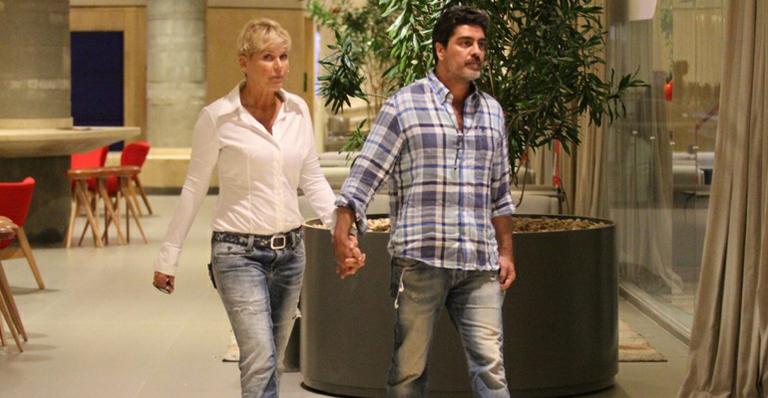 De mãos dadas, Xuxa e Junno Andrade curtem programa a dois