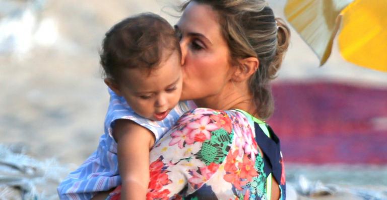 Após exercícios, Guilhermina Guinle curte a filha na praia