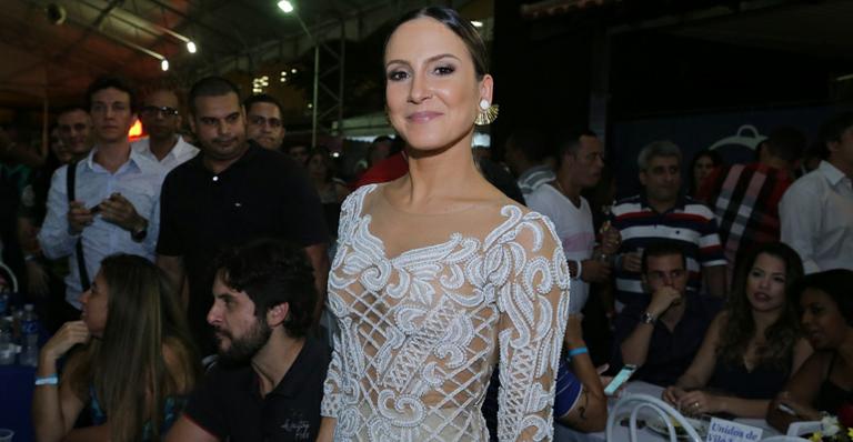 Com look transparente, Claudia Leitte curte festa pré-carnaval no Rio