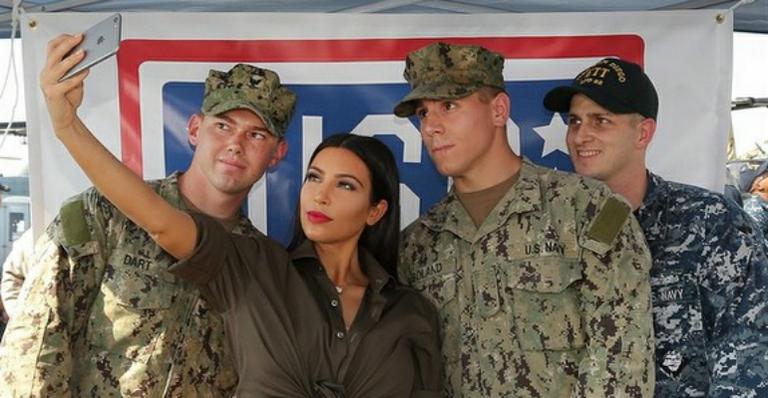 Kim Kardashian visita soldados americanos em Abu Dhabi