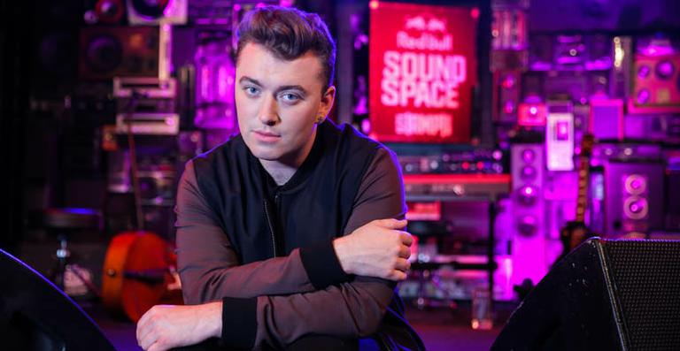 Sam Smith critica aplicativos de relacionamento: “Estão matando o romance”